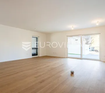 Vodice, NOVOGRADNJA, prostran apartman s dvorištem u centru mjesta, 146,06 m²