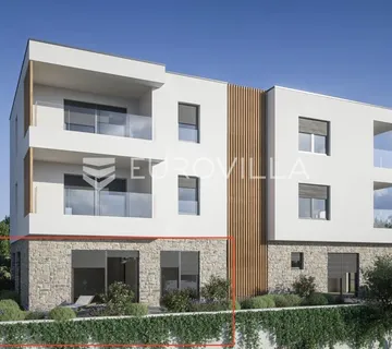 Brodarica, dvosoban stan s vrtom u novogradnji, drugi red do mora - Brodarica, Šibenik