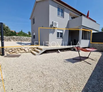 Vir, apartman u prizemlju s terasom i vrtom