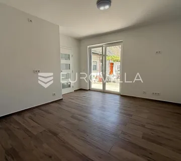 Osijek, Donji grad, novoadaptiran dvorišni stan s dvije spavaće sobe, 52 m²