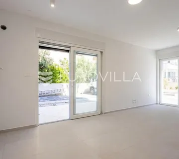 Vodice, dvosoban stan s vrtom u prizemlju