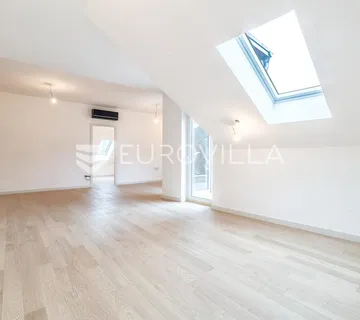 Samobor, Centar, Prekrasan novouređen trosoban stan, 84 m²