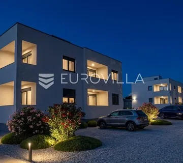 Zadar, Vrsi, dvosoban stan s krovnom terasom, novogradnja
