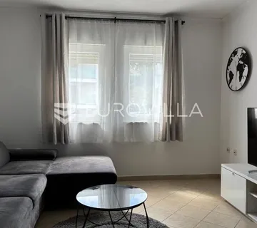 Trogir, useljiv jednosoban stan u drugom redu od mora