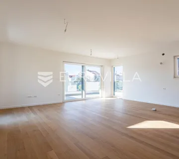 Vodice, NOVOGRADNJA, prostran stan u centru mjesta, 117,53 m²
