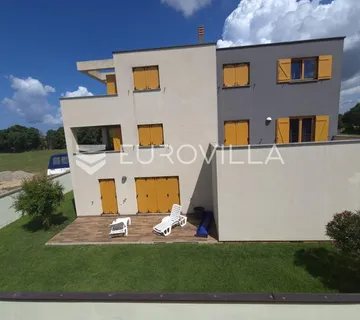 Istra, Valbandon, samostojeća moderna kuća s tri prostrana stana, bazen, spa, 900 m od mora