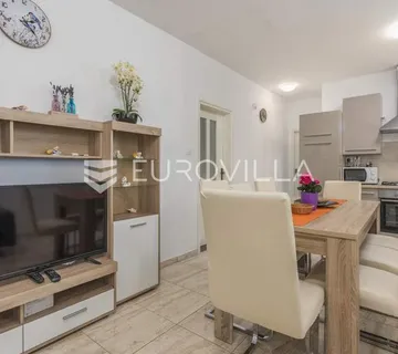Istra, Tinjan, samostojeća kuća s bazenom i okućnicom 350m2