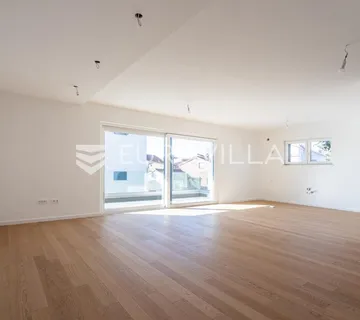 Vodice, NOVOGRADNJA, prostran stan u centru mjesta, 131,62 m²