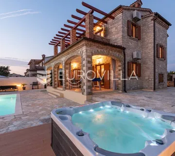 Istra, Svetvinčenat, prekrasna kamena katnica s bazenom 32 m² i jacuzzijem, 155 m² - cover