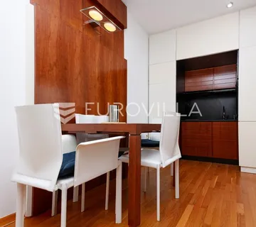 Lovran, Centar, prekrasan dvosoban stan 44 m², panoramski pogled na more