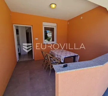 Vir, prostrani apartman u prizemlju s terasom i privatnim vrtom