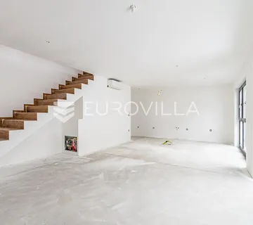 Varaždin, Centar četverosoban stan površine 138,70 m²