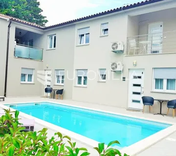 Premantura, kuća s četiri apartmana i bazenom - cover