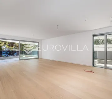 Opatija, centar, trosoban stan u novogradnji s 2 terase neto korisne površine od 134 m²