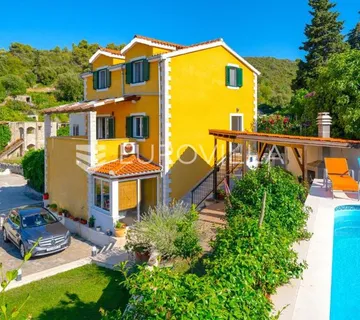 Brač, Splitska, kuća ukupne površine 170 m² - cover