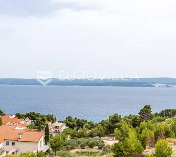 Omiška rivijera- Lokva Rogoznica, apartmanska kuća  s  8 stanova, udaljena 300 m od mora. - cover