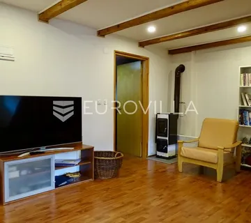 Delnice, dvojna kuća površine 100 m² blizu centra u mirnom susjedstvu - cover