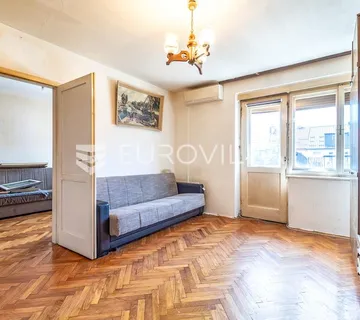 Zagreb, Peščenica, dvosoban stan 43 m² na 1. katu stambene zgrade za adaptaciju