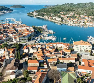Otok Korčula, Vela Luka, kamena kuća u centru mjesta