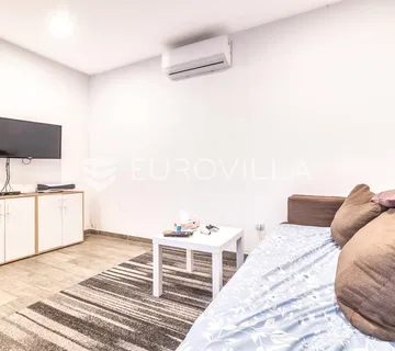Zagreb, Kvatrić, dva odvojena prizemna stana 65 m²