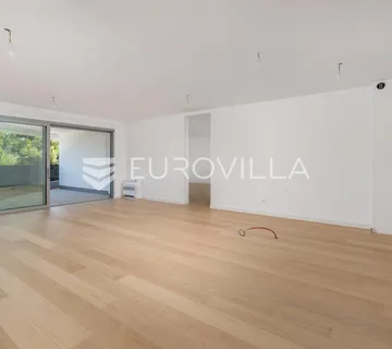 Opatija, centar, višesoban stan u novogradnji s 4 parkirna mjesta NKP 247 m2