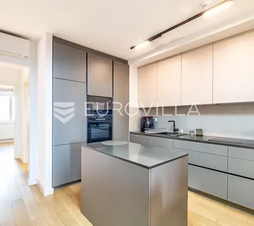 Zagreb, Heinzelova, četverosoban stan 128 m² s garažom