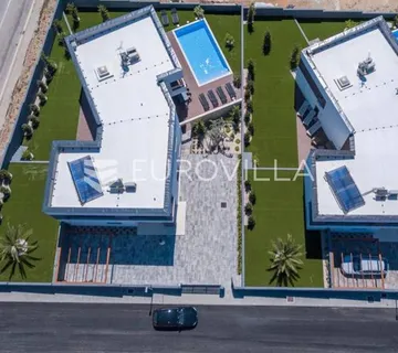 Pag, Novalja, dvije luksuzne moderne ville s bazenima