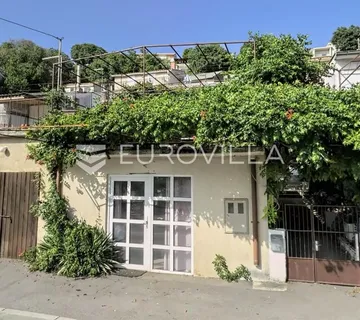 Novi Vinodolski, kuća, peterosoban stan 139 m² sa poslovnim prostorom 25 m², garaža, 250 m od mora