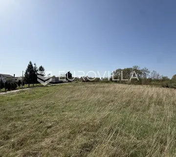 Istra, okolica Žminja, zemljište s pravomoćnom građevinskom dozvolom za kuću s bazenom, 2282 m² - Balići I