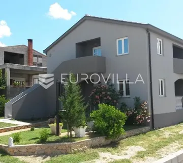 Maslenica, obiteljska kuća sa dva stana i pogledom na more - cover