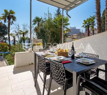 Opatija, centar, NAJAM, moderan trosoban stan od 80 m² s pogledom na more i vrtom