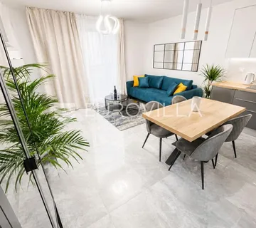 Split, Žnjan, namješten dvosoban stan s vrtom i garažnim mjestom