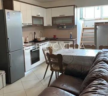 Istra, Barbariga, trosoban stan 50 m² u podrumskom dijelu stambene zgrade, pogled more - Vodnjan