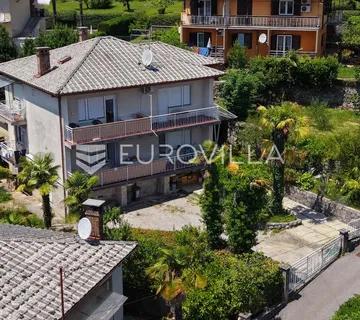 Lovran, kuća s dva stana u centru Lovrana na zemljištu od 1311 m²