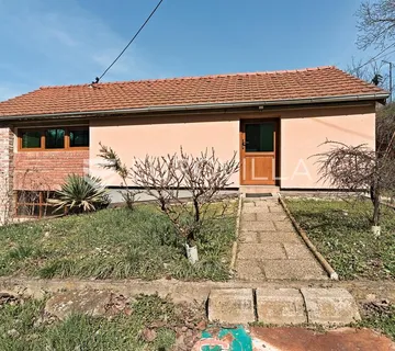 Draž, Podolje, prodaje se uređena vikendica površine 136 m² - cover