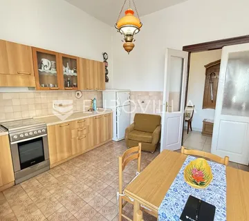 Pula, Veruda, prostrani stan za adaptaciju na top lokaciji, 126.50 m²