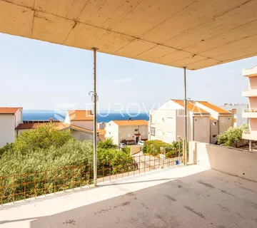 Makarska, prostran dvosoban stan s pogledom na more u novogradnji - cover