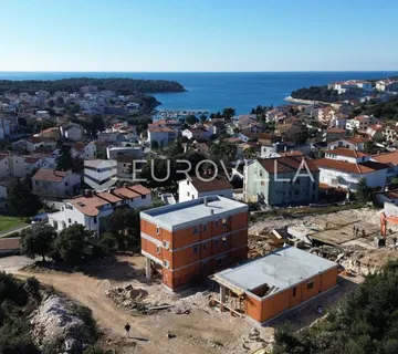 Pula, Pješčana Uvala, trosobni stan novogradnje u prizemlju s vrtom, 60 m², 450m od mora - Pješčana uvala, Medulin