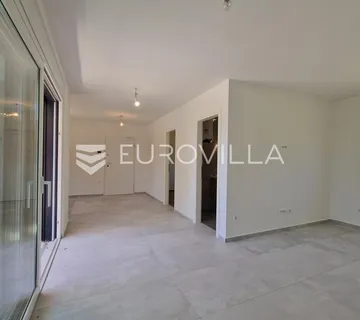 Vir, prostran i svijetao apartman u prizemlju