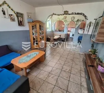 Plaški, kuća 320 m², energetski obnovljena, mirna lokacija