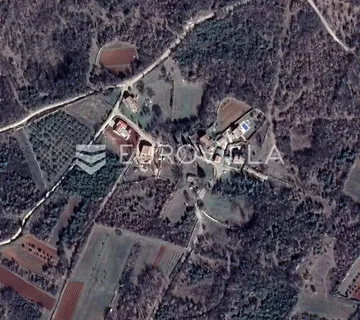 Istra, Marčana - građevinsko zemljište 1075 m2 s dva pristupna puta - Divšići