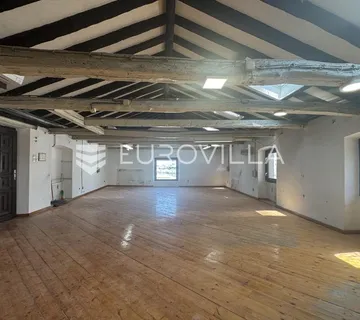 Istra, Rovinj, poslovni prostor 100 m² prvi red do mora, 1. kat, visoki stropovi, pogled more