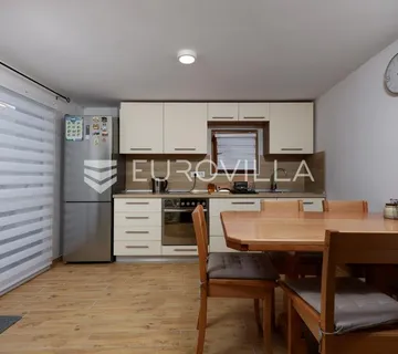 Krk, Malinska, šarmantna kuća u nizu od 100 m² s dodatnim studiom apartmanom - Milovčići, Malinska-Dubašnica