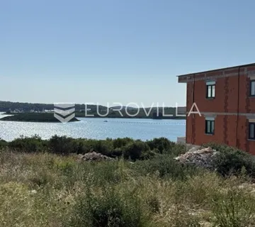 Medulin: Luksuzan dvosoban stan u novogradnji, prvi red do mora, vlastiti vrt