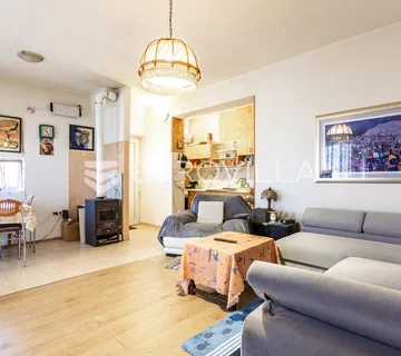 Vodice, apartmanska kuća u blizini mora