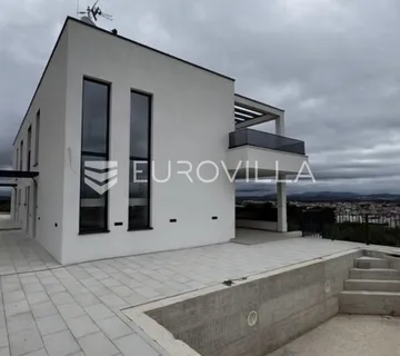 Vodice, S1, luksuzan četverosoban stan s bazenom, garažom i panoramskim pogledom na more - cover