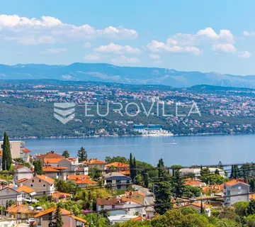 Opatija, centar, atraktivan trosoban stan u novogradnji s pogledom na more 105 m²
