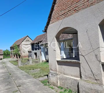 Privlaka, kuća i zemljište 7.725 m² s izlazom na dvije ulice | investicijski potencijal - cover