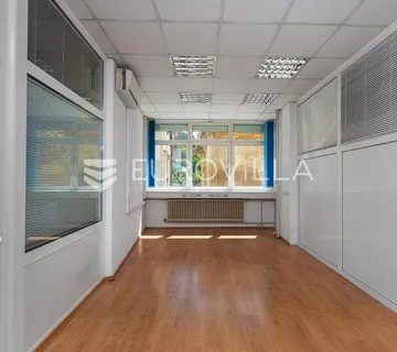 Rijeka, Centar, poslovni prostora 516 m², 1. kat, lift