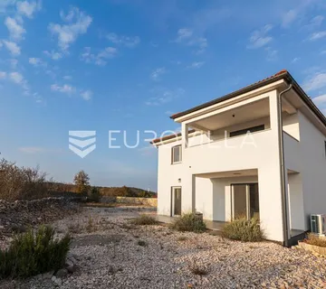 Vrbnik, novogradnja od 152 m² s dvorištem